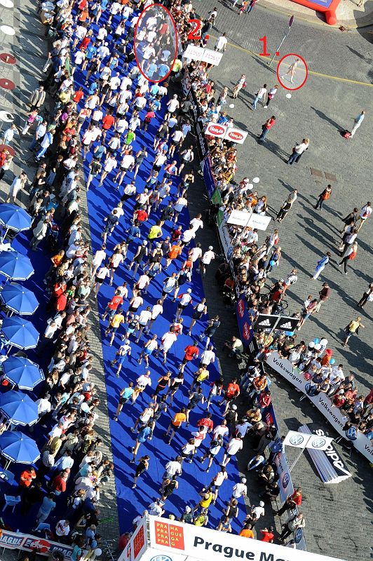 12.jpg - Závod je odstartován, na společné fotce bych chtěl upozornit na dvě místa. Jsou označeny podle důležitosti.