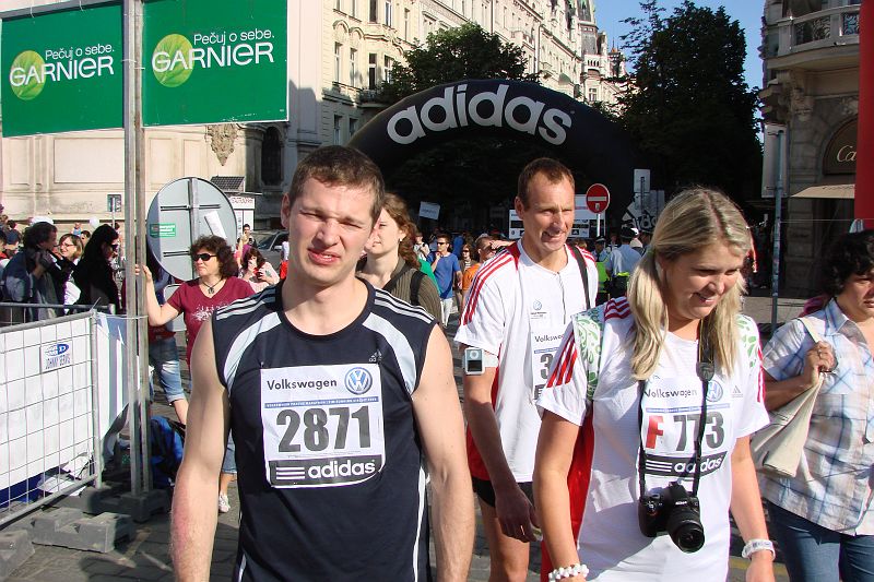 DSC04954.JPG - Honza už míři na start se svojí dvorní fotografkou.