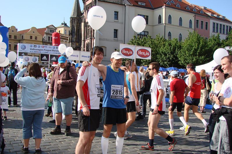 DSC04959.JPG - Kluci si vyzkoušeli zda by je balónky trochu neodlehčili, odpor vzduchu byl však asi silnější fyzikální silou působící na běžce.