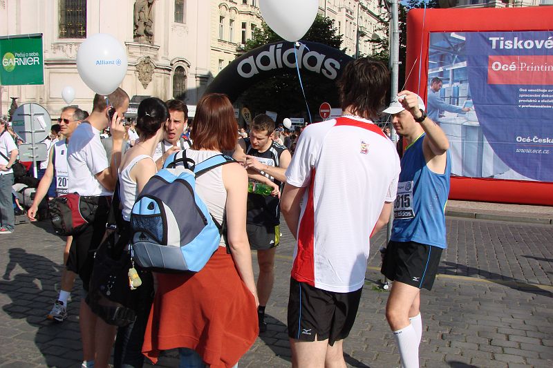 DSC04963.JPG - Pak jsem musel udělit několik důležitých rad jako zkušený vedoucí realizačního týmu. Jarda to hned volal členům týmu, který se zatím chystal po trati. Hanz si kontroluje odřeninu, kterou si způsobil týden před tím na kole.