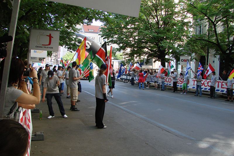 DSC04965.JPG - Na startu bylo opět narváno, vlajek habaděj.