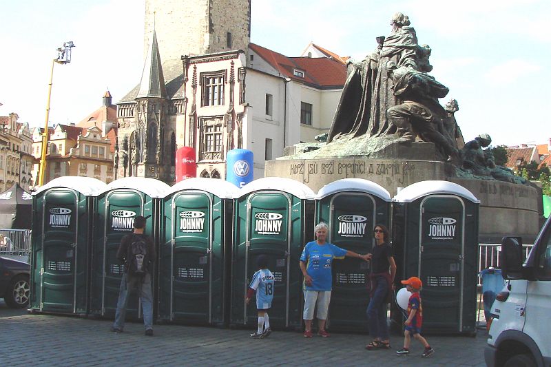 DSC04969.JPG - Běžci odběhli tudíž je minimálně hodinu čas, než se naši kluci (afričané už za půl hodiny) vrátí na Staromák. Paní Burkoňová si čas zkrátila návštěvou Johnyho.