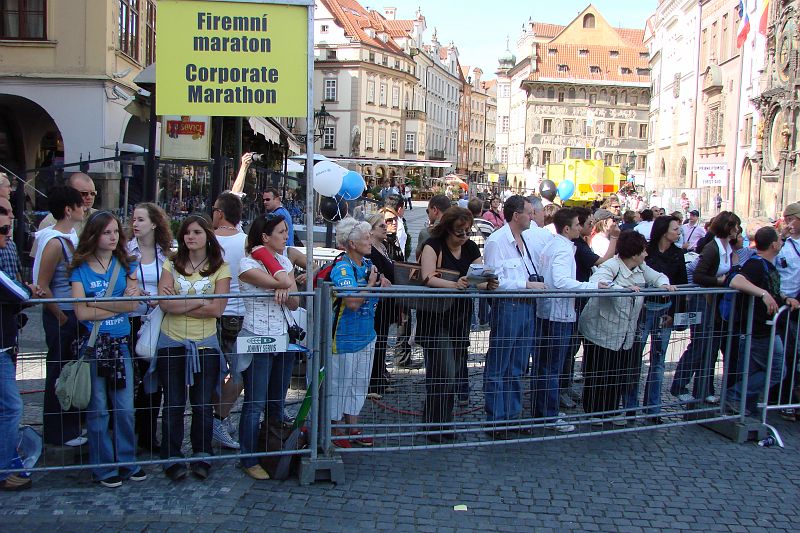 DSC04972.JPG - A už vyhlížela svého Honánka jak prospívá.