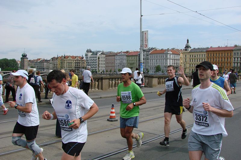 DSC04975.JPG - Burkoňovi stály jen kousek za námi. Zde nemává Kroci, ale Honza.