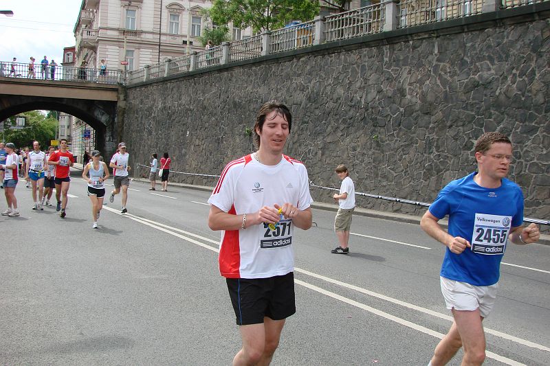 DSC04979.JPG - Radek si už otevírá gel.