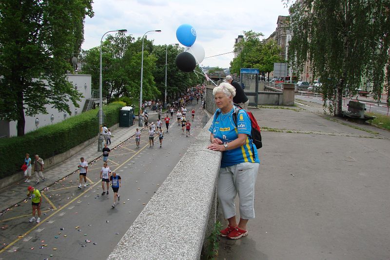 DSC04982.JPG - Paní Burkoňová sleduje občertvovací stanici.