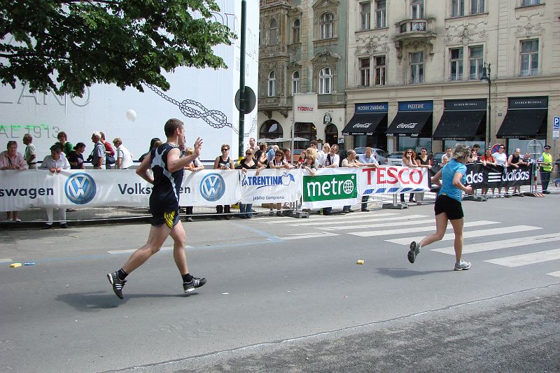 DSC04984.JPG - Honzu v cíly vyfotili již tradičně jen Burkoňovi.