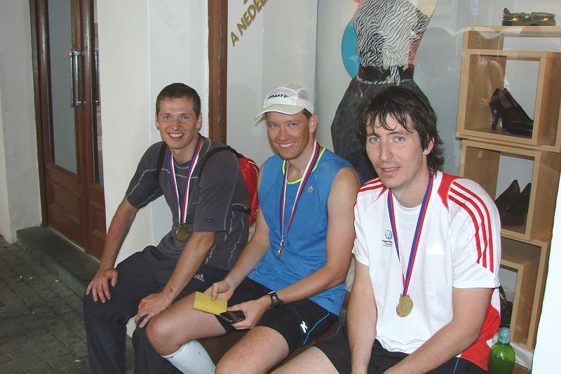 DSC04987.JPG - Tři hrdinové s mědailí na krku a úlevou na tváři. Kdo myslíte, že byl nejunavenější?