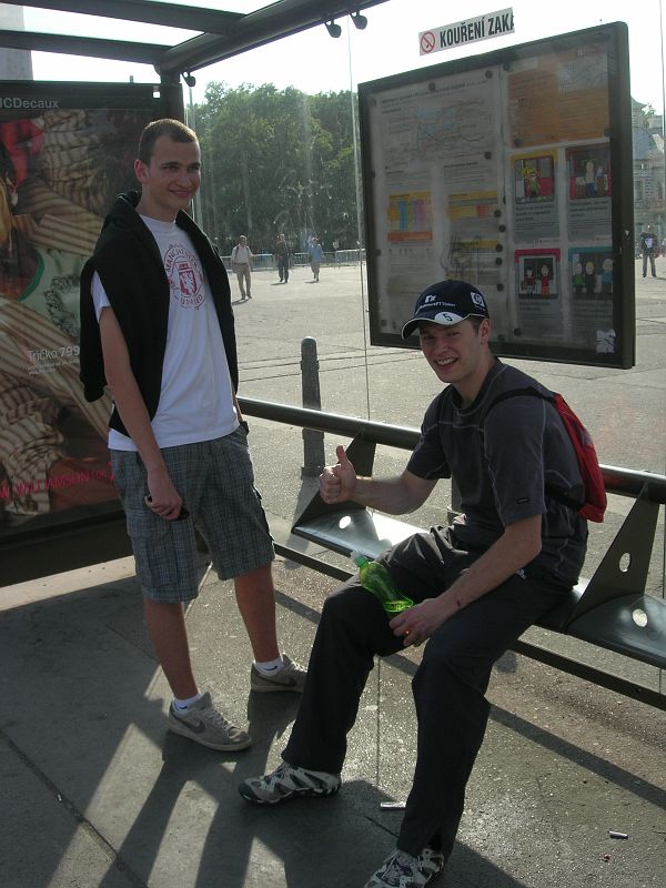 DSCN9449.JPG - Zde bych se rád zastavil u Honzova šatníku. Hanz přijel do matičky Prahy jen v teplácích (to že byly celé mastné, jsem už příliš nekomentoval) a v jednom šedivém tričku. To že v tomto apartním oblečení jde na závod bych ještě pochopil, ale den před závodem se v něm promenádovat pro Výstavišti mi už přišlo dost. Asi budeme muset u Gazel zavést módní policii :-).