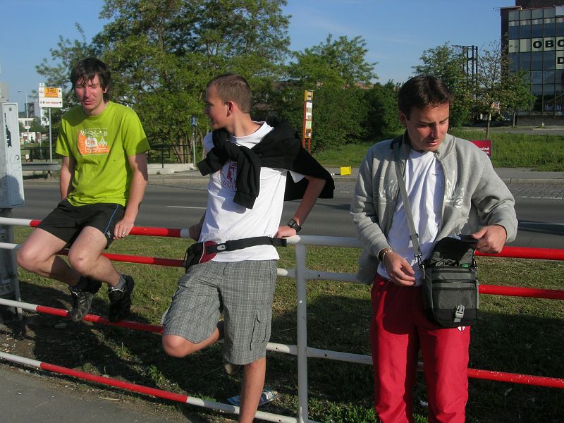 DSCN9453.JPG - Čekání na tramvaj si zkracujeme družným hovorem a já kontrolou všech propriet nutných k správnému výkonu realizační činnosti.