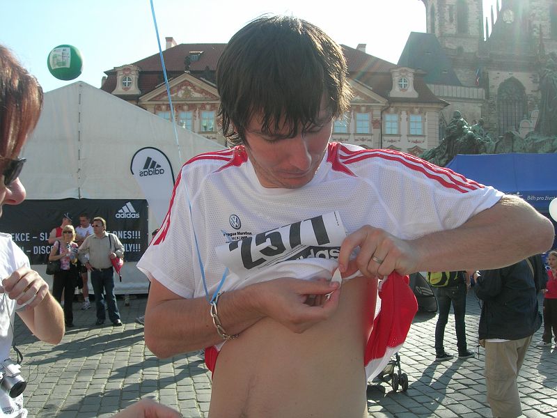 DSCN9483.JPG - U maratónu je nutné podlepit si bradavky, aby z nich necrčela krev.