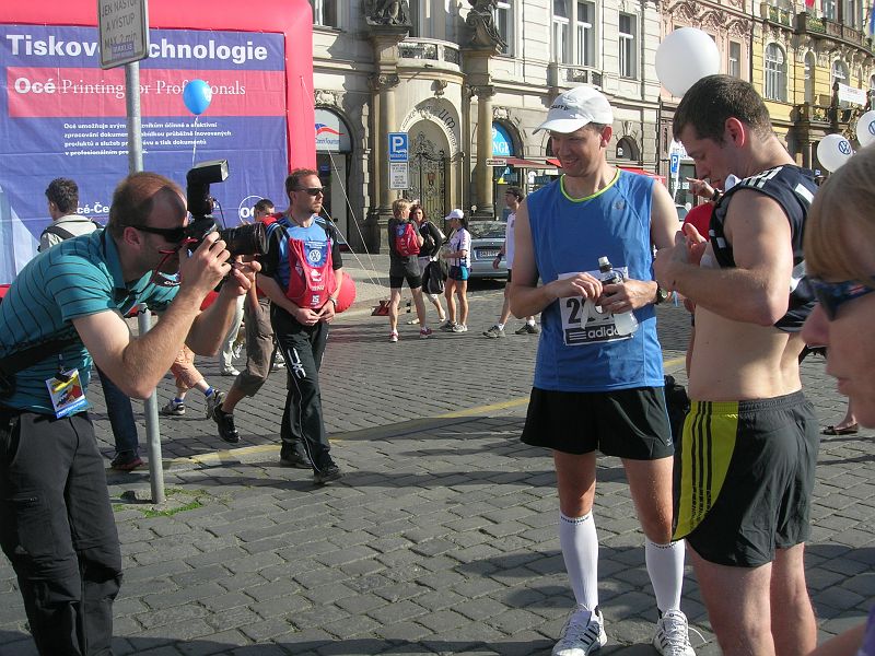 DSCN9489.JPG - Nejen my jsme fotili naše běžce, ale i profesionální fotografové. Toho Honza hned využil a vytáhl si tričko a začal si hrát s bradavkami. Přece jen pořád se snaží o kariéru gay porno herce :-).