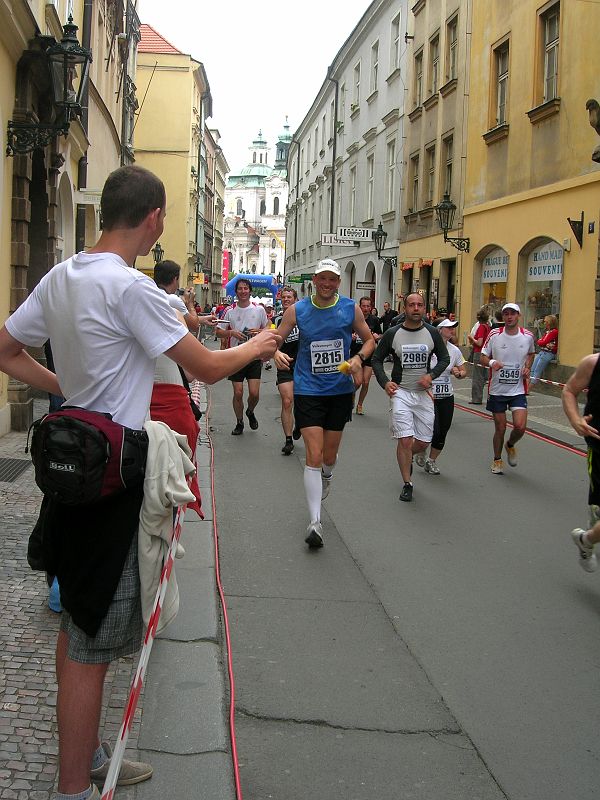 DSCN9547.JPG - Jarda poctivě předává gel a Kroci se usmívá, že to brácha zvládl.
