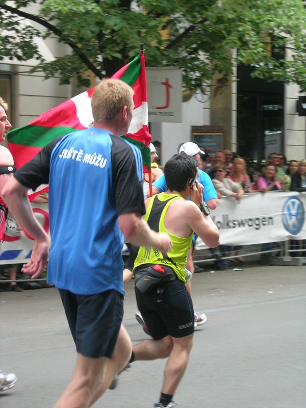 DSCN9580.JPG - Sice pán v modrém tričku ještě může, ale přesto ho telefonista předbíhá. Jen mě napadá, že to je poměrně vtipný nápis na běžecké tričko Gazel.