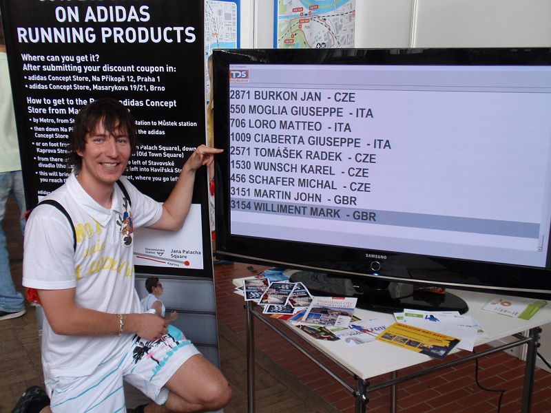 P5090107.JPG - Registrace závodníků probéhla bez problémů. Radek i Honza už visí na obrazovce. Já jsem letos běžel pod pseudonymem Giuseppe Ciaberta. A můj čas 4:10:06 byl druhý nejlepší :-).