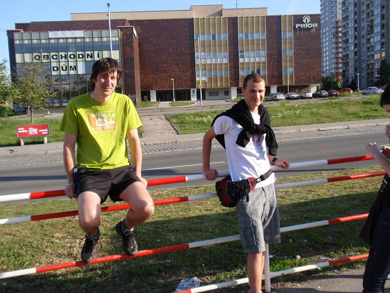 P5100110.JPG - Ještě se pěkně opálit, usměv na kameru. Všimněte si PRIORU za námi.