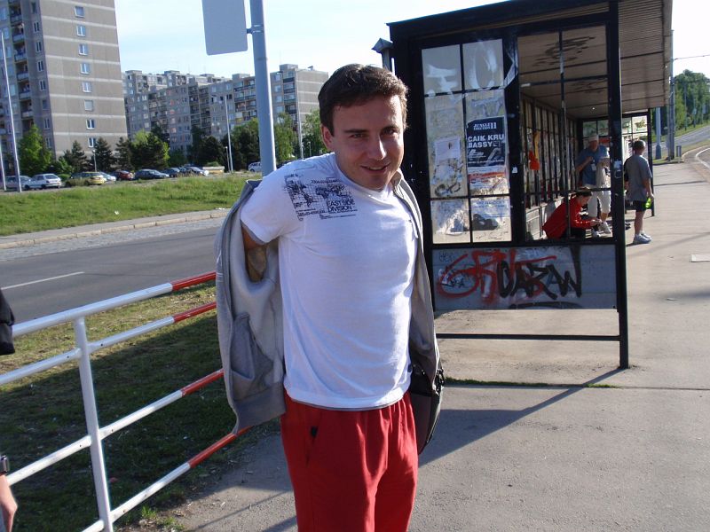 P5100111.JPG - Na sluníčku bylo pěkný vedro, proto mikina musela dolů.