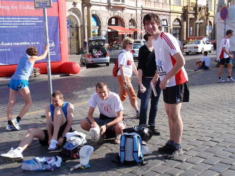 P5100117.JPG - Kroci obléká své výhodně nakoupené podkolenky, ale že by se někdo protahoval, to ani náhodou. To musí dělat cizí lidé.