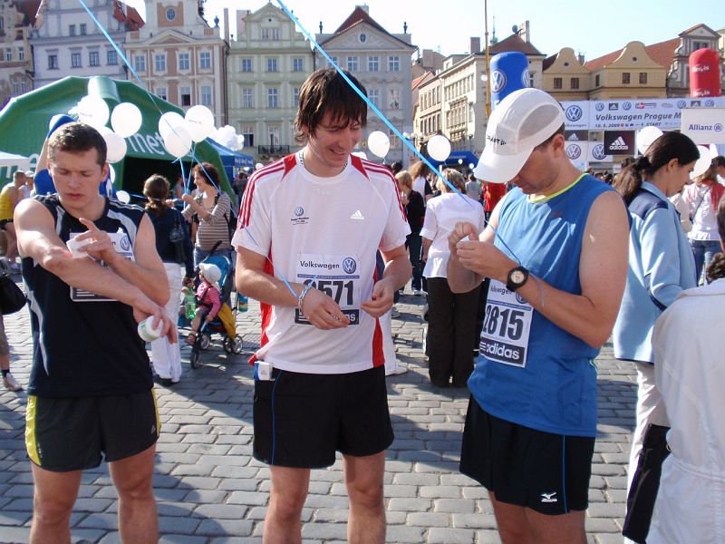 P5100120.JPG - Tři kutilové se musí nějak zabavit, běží se až za 10 minut. Honzík si hraje s rukou a Kroci se snaží něco otevřít. Radek se pro jistotu nesnaží o nic.