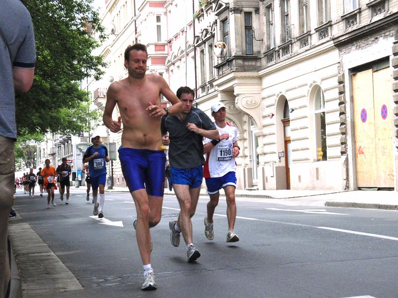 P5100141.JPG - Alice opět musela vyfotit svého Adonise. Kraťasy se od 12 kilometru zázračně ani nehnuly, což jsme teda nikdo nepředpokladal. Ještě bych chtěl upozornit na jeho seběvědomý výraz, holt si je jistý svým pekáčem buchet.