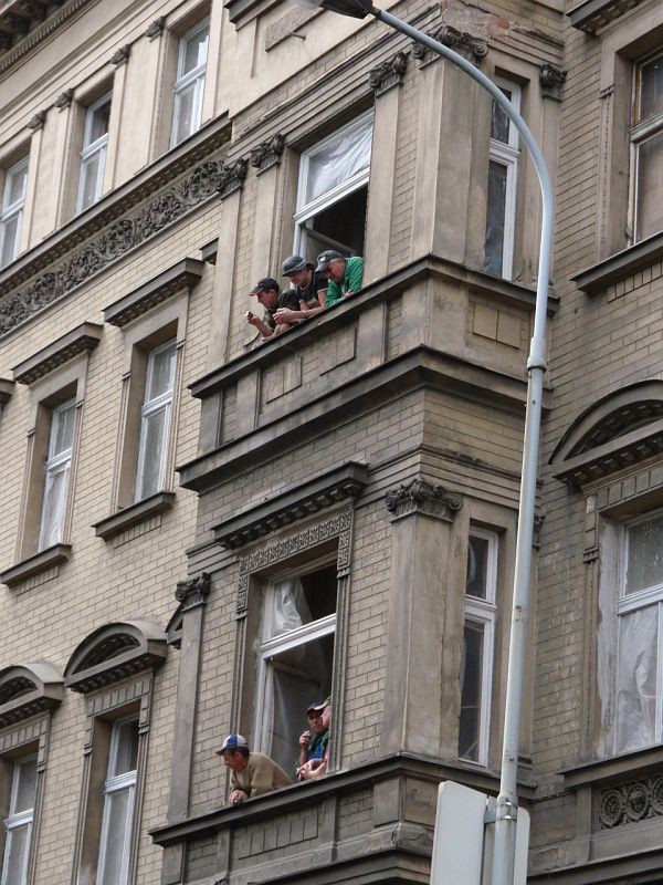 P5100143.JPG - Produktivita práce pláče. Ukrajinští zedníci místo, aby rekonstruovali dům raději fandili.