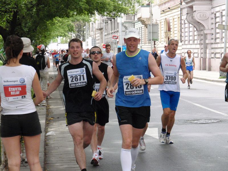 P5100145.JPG - Za ptáčníkem už rázují kluci. Hanz dává plácanku s fanoušky, ty ho již tradičně ignorují.