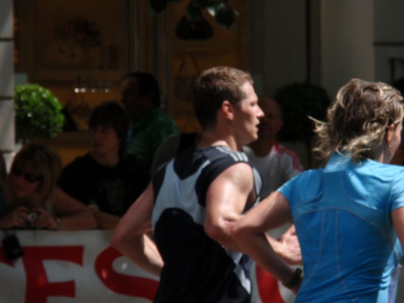 P5100152.JPG - Naše jednotka fotografů stihla Honzu jen z boku, příště mu snad vysvětlíme, že má běžet pomaleji a na pravé straně.