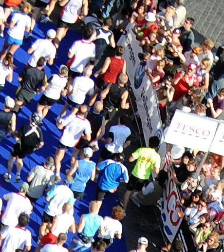 bezci.JPG - 2. jsou naši 3 běžci, Radek s Honzou nahoře a Kroci o tři řady za nimi.