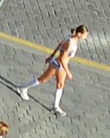 divka.JPG - 1. tato nádherná účastnice štafety vyčnívala i té mase lidí, která na fotce je. Naštěstí jsem ji vyfotil i já. Fotka bude následovat. Ještě bych chtěl upozornit na podkolenky. Kroci má stejné, ale prostě na ní vypadají 100x lépe. A to nemluvím, kdyby si Kroci vzal její kraťásky :-).