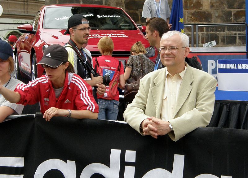 spidli.jpg - Nojo Špidli se usmívá, když vidí, že ani já, jeho největší půlmaratónový sok, se maratónu neúčastním. Však příští rok budou naše souboje opět ozdobou půlmaratónu.