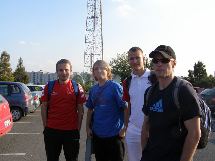 P9110061.JPG - Čtyři borci dorazili do Prahy pokořit místní běžce. Krokodýlek dokouřil cigaretu a Hanz má brýle kvůli sluníčku, monokl nemá.