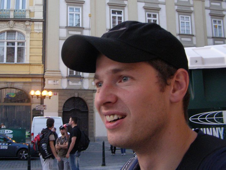 P9110073.JPG - Honza tradičně v teplákách, aspoň si vzal značkovou čepici. Teď právě vyhlíží stánky, kde dávají něco zadarmo. Takže si nakonec domů vezl tři láhve matonek, Krociho starou tažku a pět vydání Hospodářských novin.