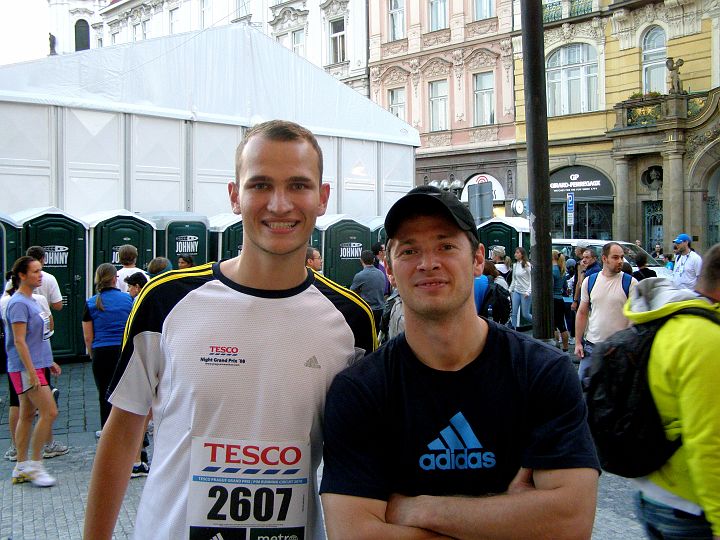 P9110077.JPG - Ani není vidět, že Honza stojí na špičkách. Jinak dva nejrychlejší závodníci.