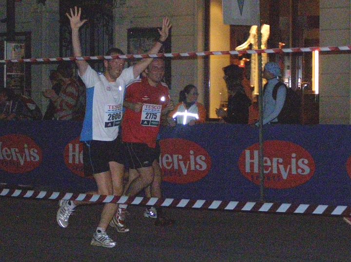 P9110107.JPG - Kroci se Štěpánem 800 metrů před cílem. U Štěpána je úsměv již hraný. Zde bych chtěl Krocimu poděkovat, že mě vyvezl a pomohl mi k lepšímu času, než který bych sám zaběhl.