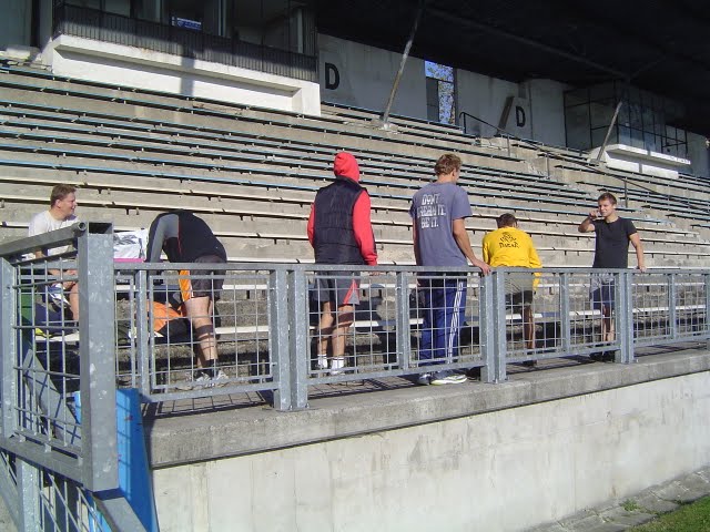 DSC03613.JPG - Borci s Transpanu pohrdli šatnou a převlékají se na zaplněné tribuně.
