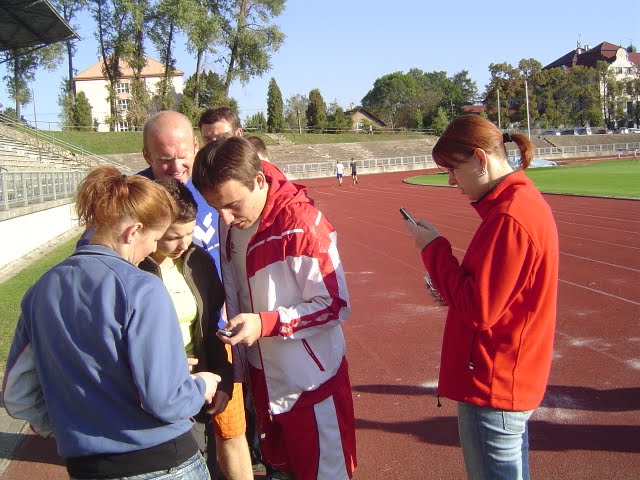 DSC03615.JPG - Organizátor Štěpa musel vysvětlit jak se stopuje na mobilu a všichni bedlivě poslouchali, někteří si to i nanečisto zkoušeli.