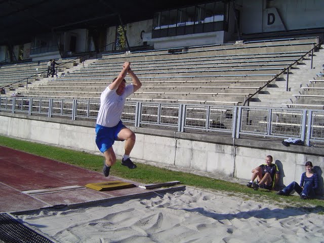 DSC03623.JPG - Zde vydiíte styl nejlepšího skokana - Tomíka.