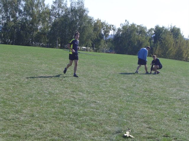 DSC03718.JPG - Kluci měří, Radek nosí oštěp.