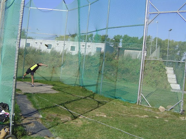 DSC03734.JPG - Sedmá disciplína - disk. Právě hází Jarda.