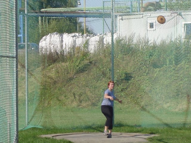 DSC03744.JPG - A diskařka Cechlová poslala své náčiní velmi daleko.