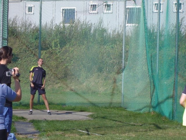 DSC03749.JPG - Jarda toporně sleduje svůj hod.