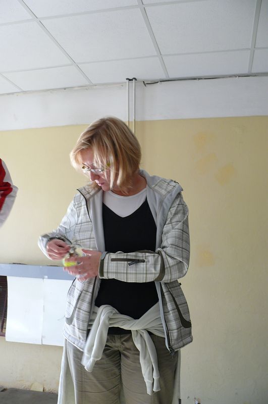 P1110164.JPG - Míša zkoumá, co vše má v kapsách.