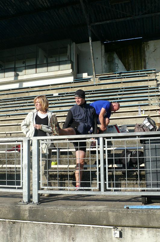 P1110174.JPG - Franta prosazuje, že bez výborného protážení vyhrát se nedá. A Míša jako lékařka s tím jen souhlasí.