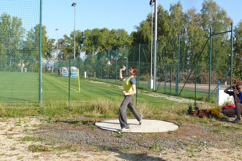 P1110194.JPG - Jana bojuje statečně s koulí.