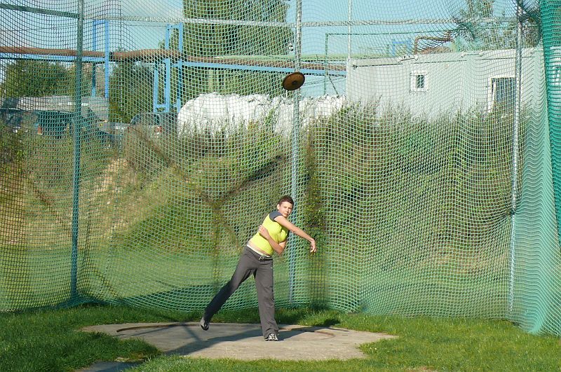 P1110204.JPG - Jana si při hodu raději drží bok.