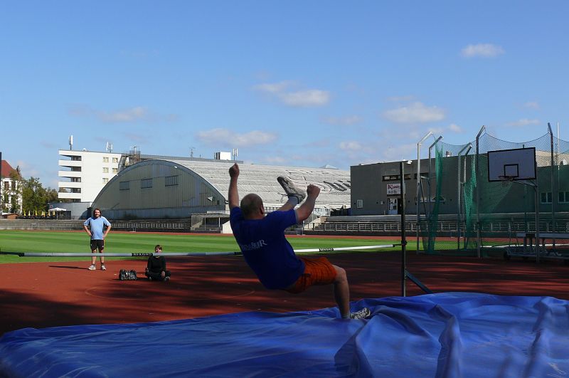 P1110209.JPG - Druhá skupina skákala ukázkově - vždy zády. Zde to vidíte na Gazzovi.