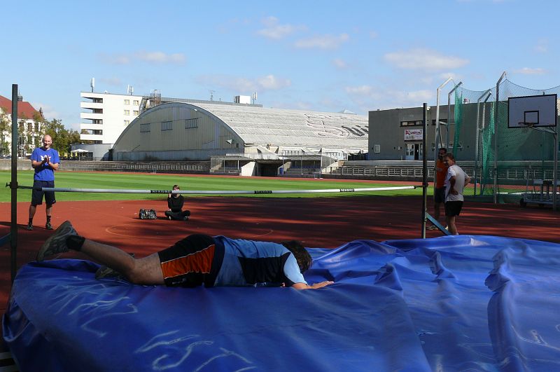 P1110214.JPG - I Lálovi se podařilo přehoupnout se přes laťku.