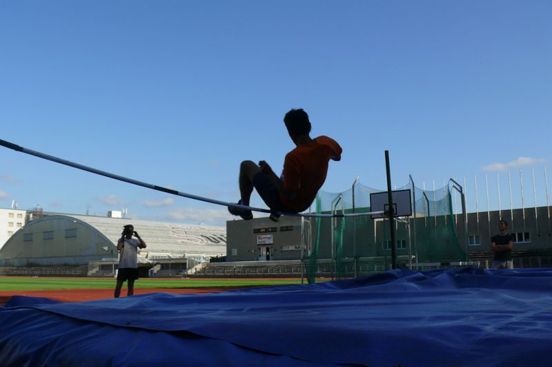 P1110235.JPG - Honza nad laťkou.