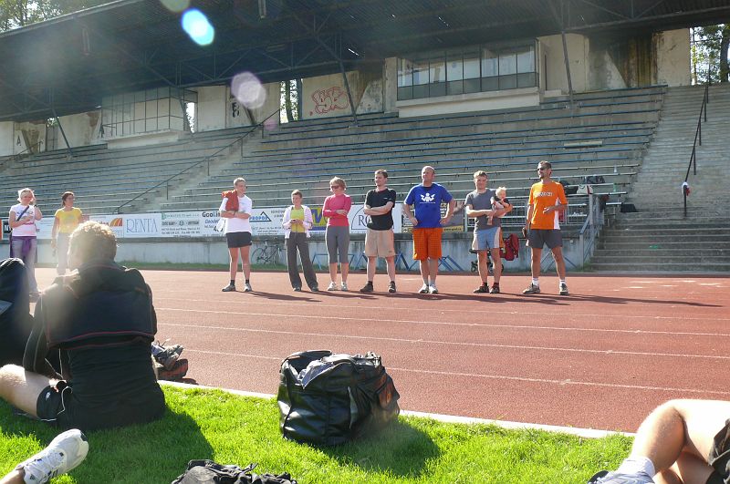 P1110253.JPG - Závodníci se řadili podle toho jak skončili.