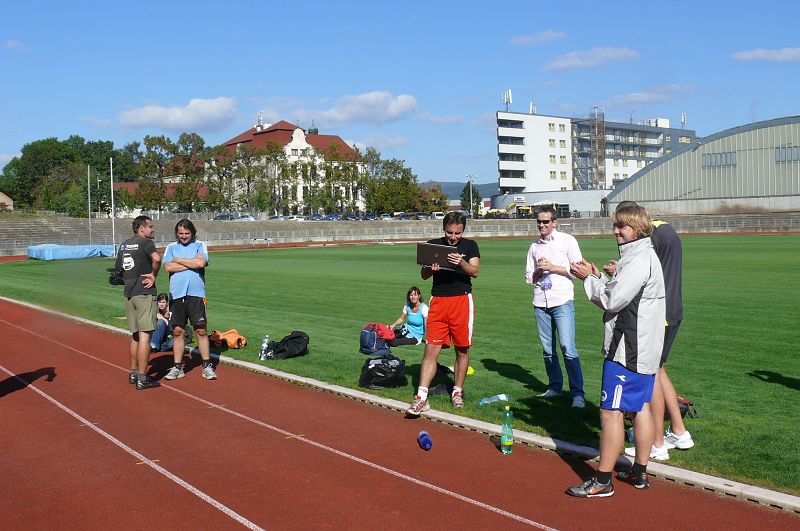 P1110266.JPG - Ale na vyhlašování výsledků se všichni již postavili.